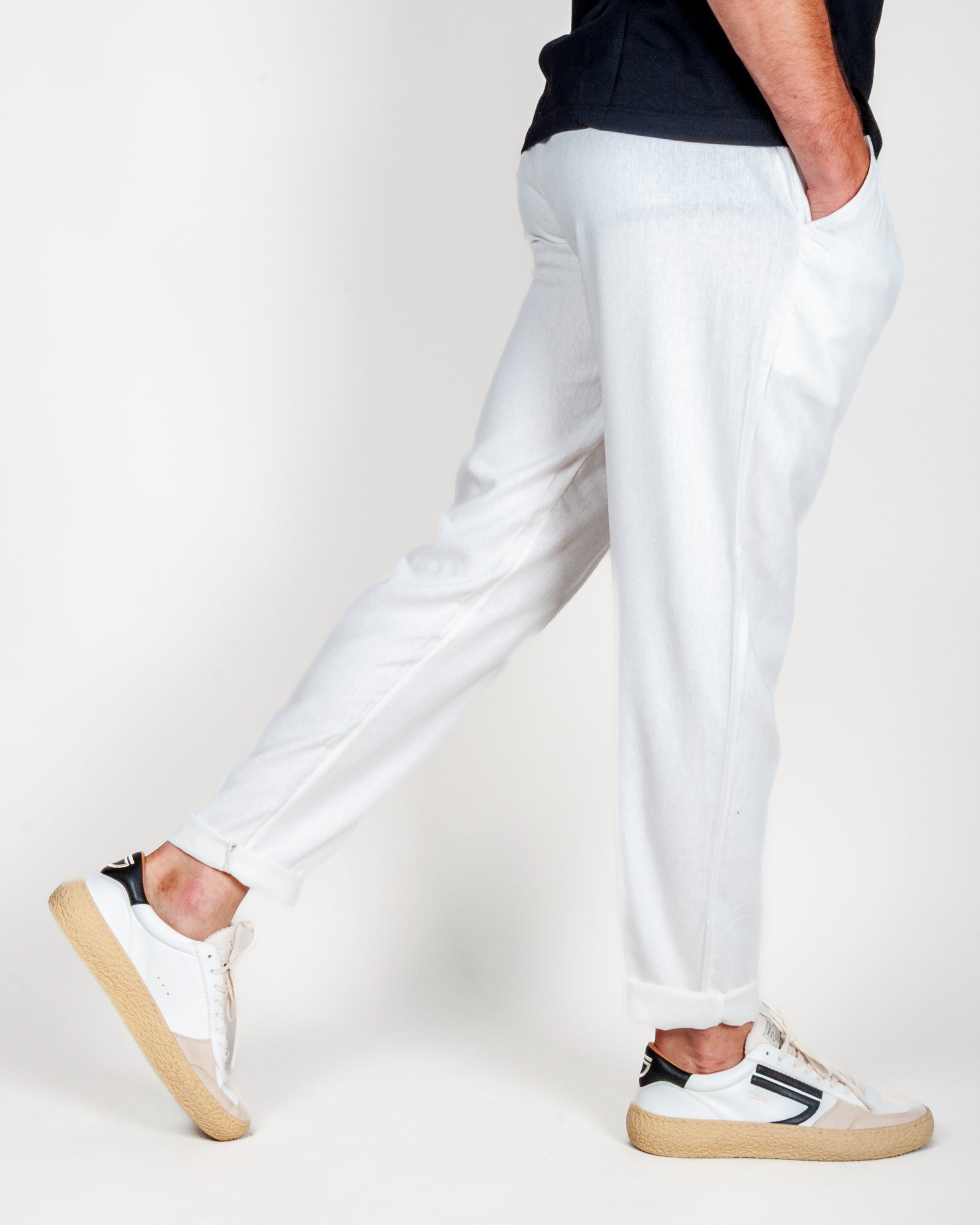 Pantalaccio misto Lino 1921 Store Uomo Art. PAROS, pantaloni bianchi leggeri, abbinati a scarpe casual.