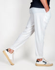 Pantalaccio misto Lino 1921 Store Uomo Art. PAROS, pantaloni bianchi leggeri, abbinati a scarpe casual.