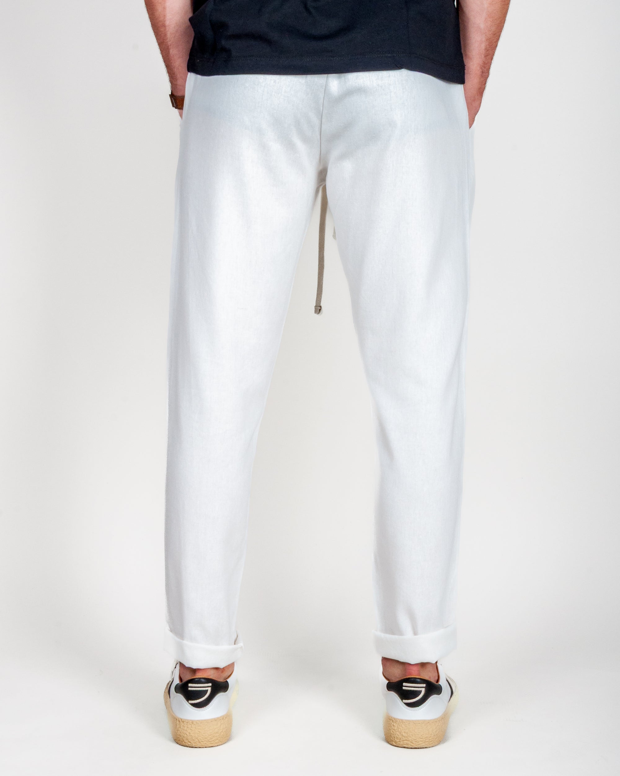 Pantalaccio misto Lino, pantaloni bianchi in misto lino e rayon, vista posteriore indossati da uomo.