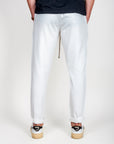 Pantalaccio misto Lino, pantaloni bianchi in misto lino e rayon, vista posteriore indossati da uomo.