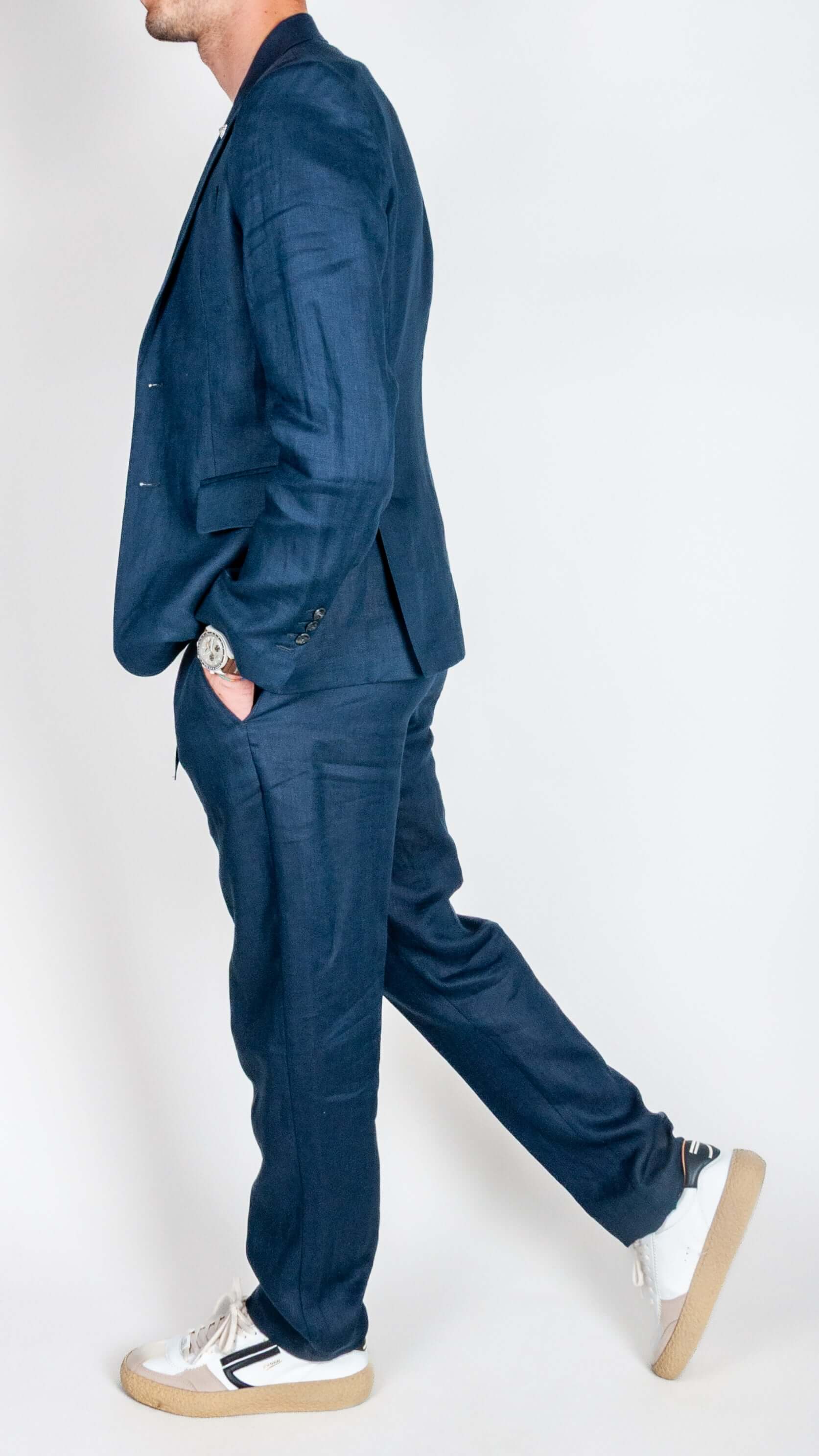Abito 100% Lino Officina36 - Blu indossato da un uomo in un outfit elegante con scarpe bianche.