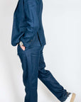 Abito 100% Lino Officina36 - Blu indossato da un uomo in un outfit elegante con scarpe bianche.