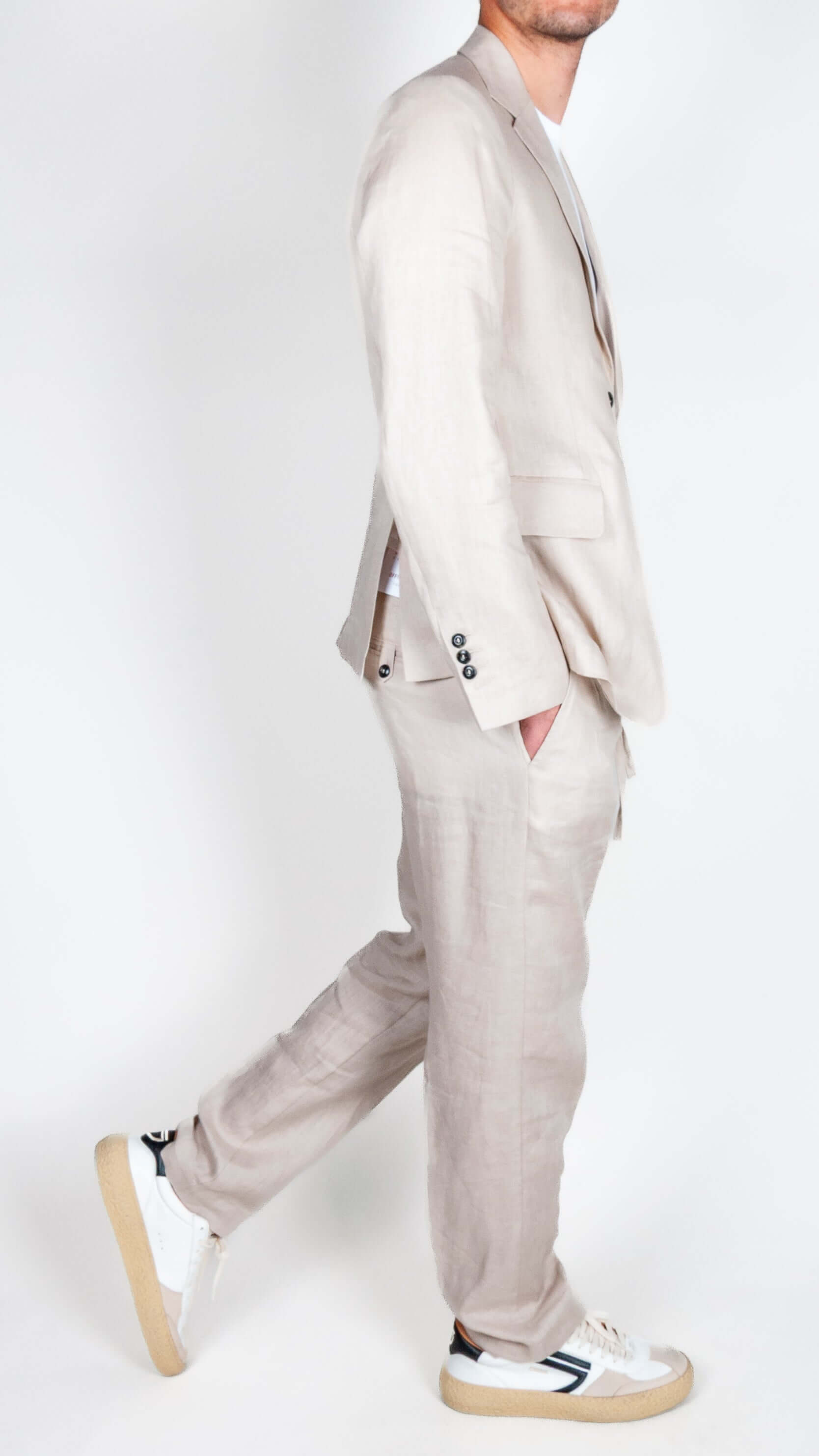 Abito 100% Lino Officina36 in beige, elegante look con abito lino, abbinato a sneakers bianche.