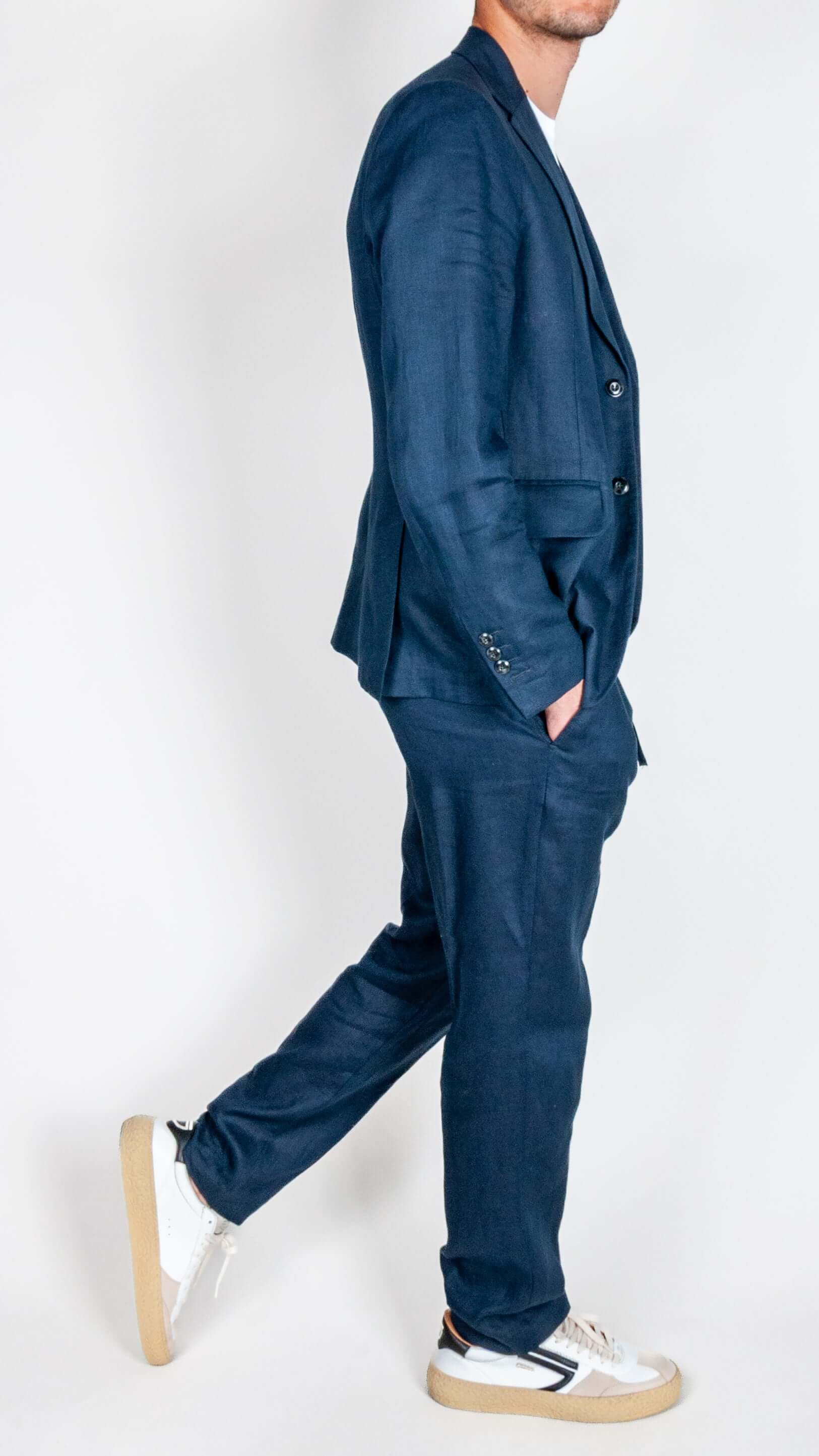 Abito 100% Lino Officina36 - Blu indossato da un uomo in movimento, elegante e raffinato.