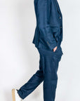 Abito 100% Lino Officina36 - Blu indossato da un uomo in movimento, elegante e raffinato.