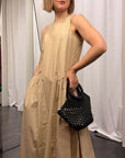 Abito donna cotone eleganza, abito in cotone chiaro con borsa nera, perfetto per look estivi.