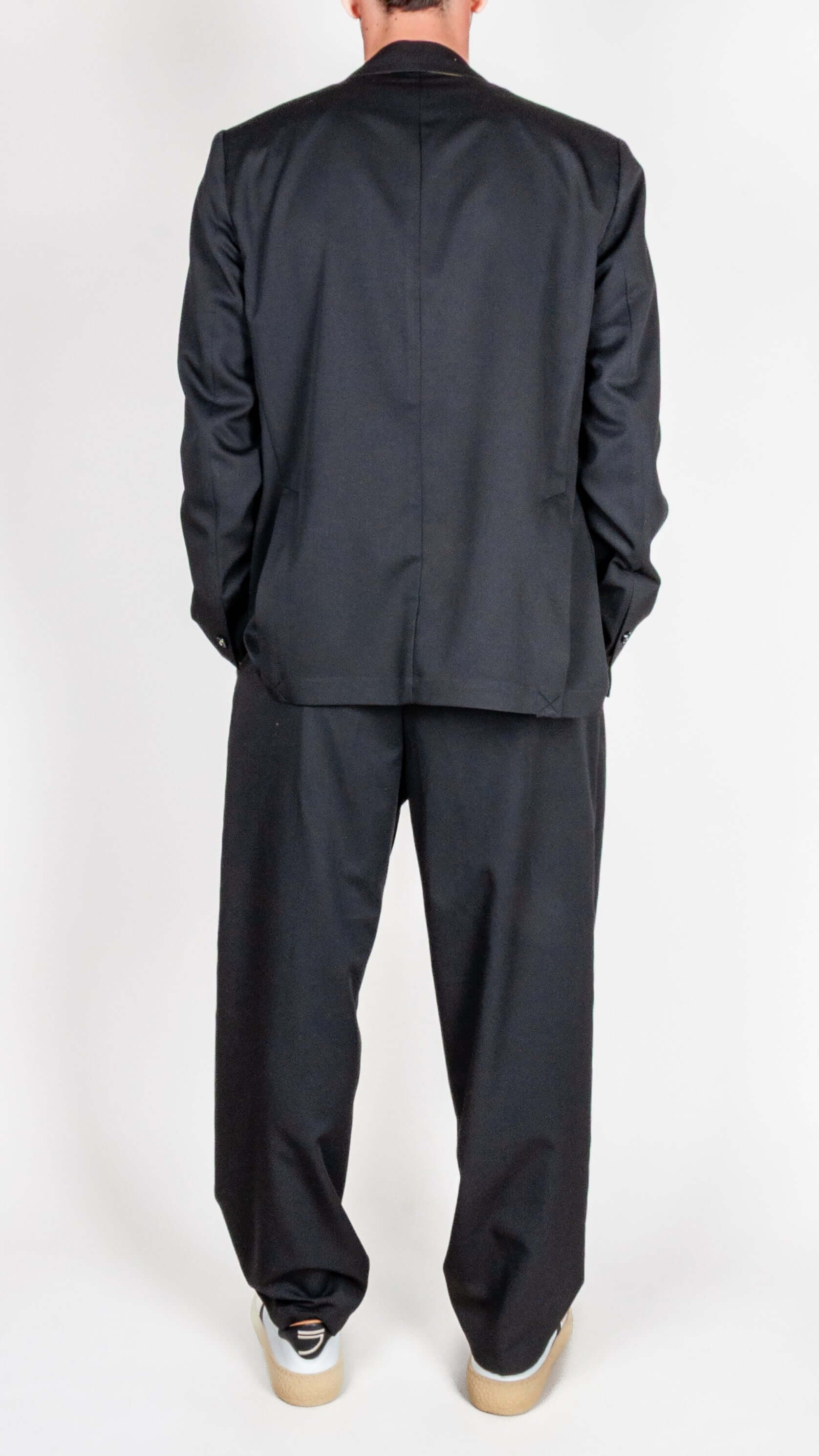 Abito doppiopetto Berna nero - schiena dell'abito elegante, vista posteriore, indossato da uomo.
