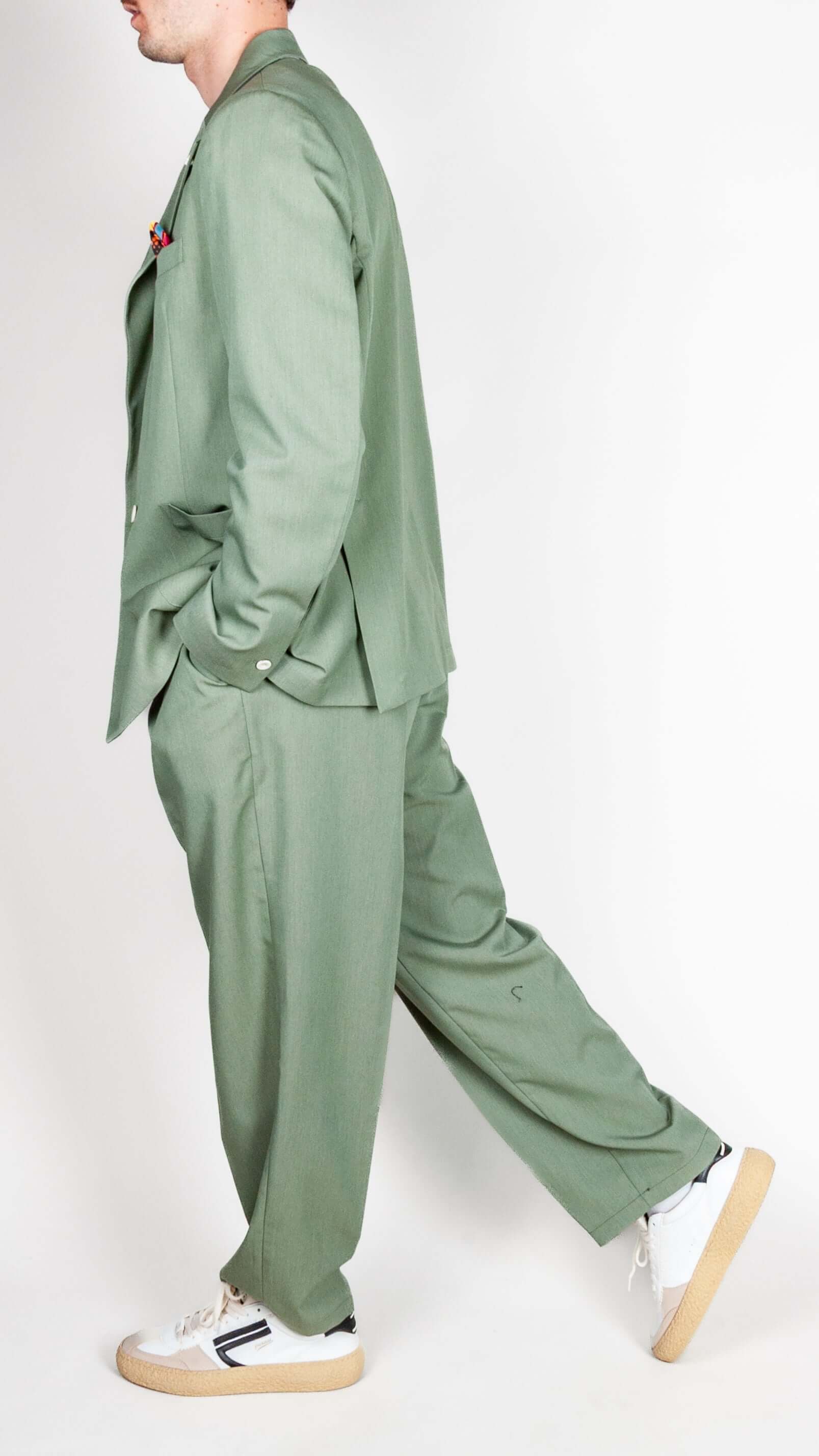 Abito doppiopetto Berna verde salvia worn by a model, featuring a stylish double-breasted design in sage green.