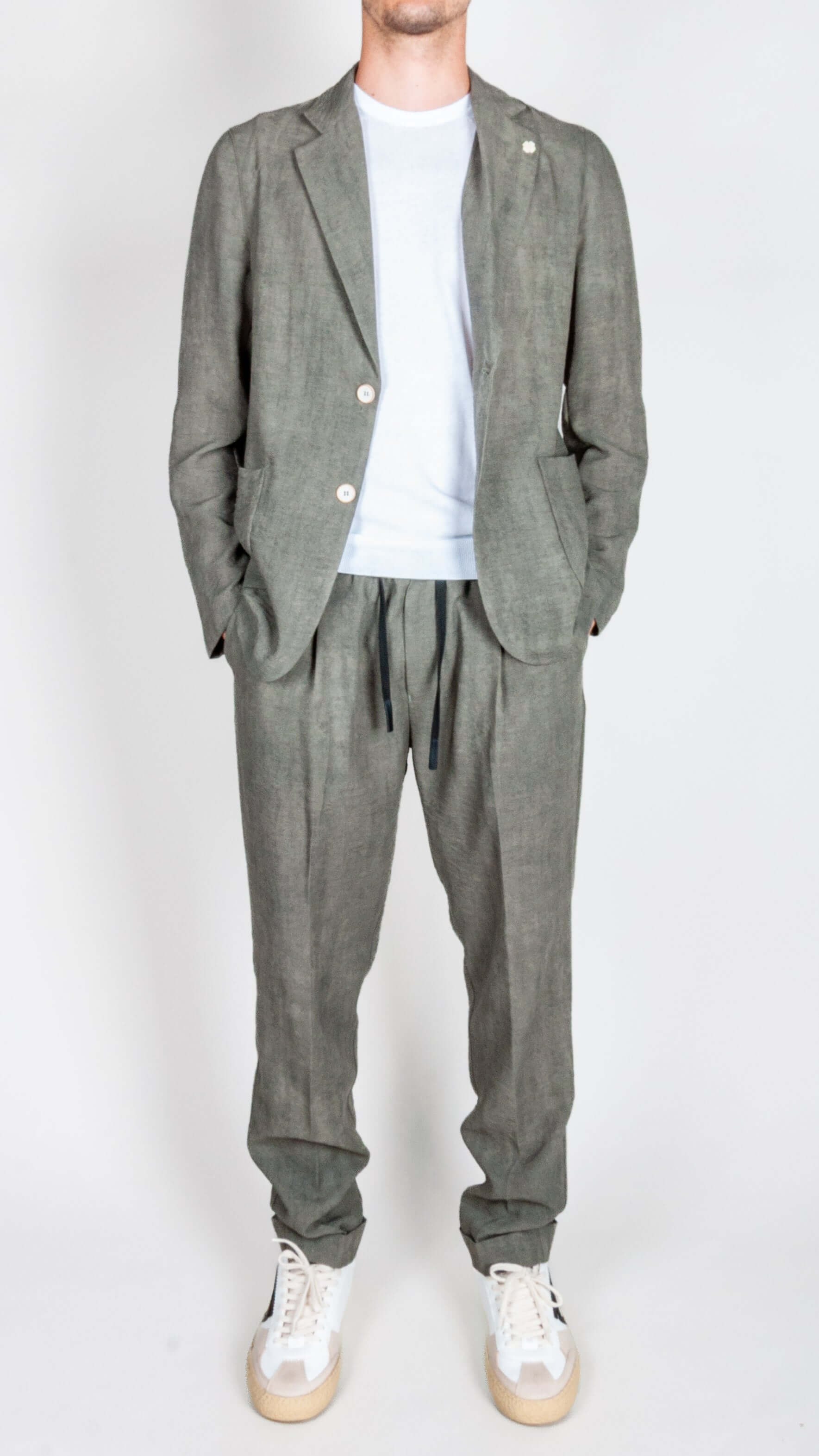 Abito leggero Over D in verde militare, elegante e comodo, perfetto per le giornate estive.