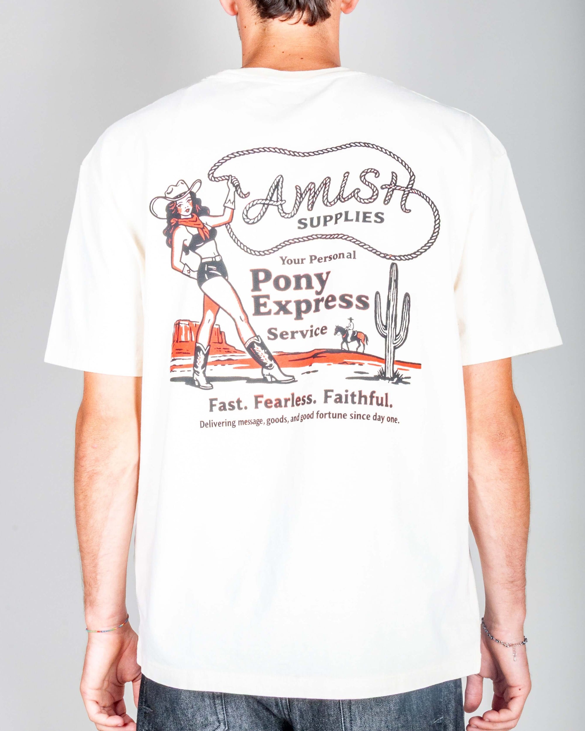 T-shirt arte cowgirl Amish con design Pony Express sul retro, elegante e originale.