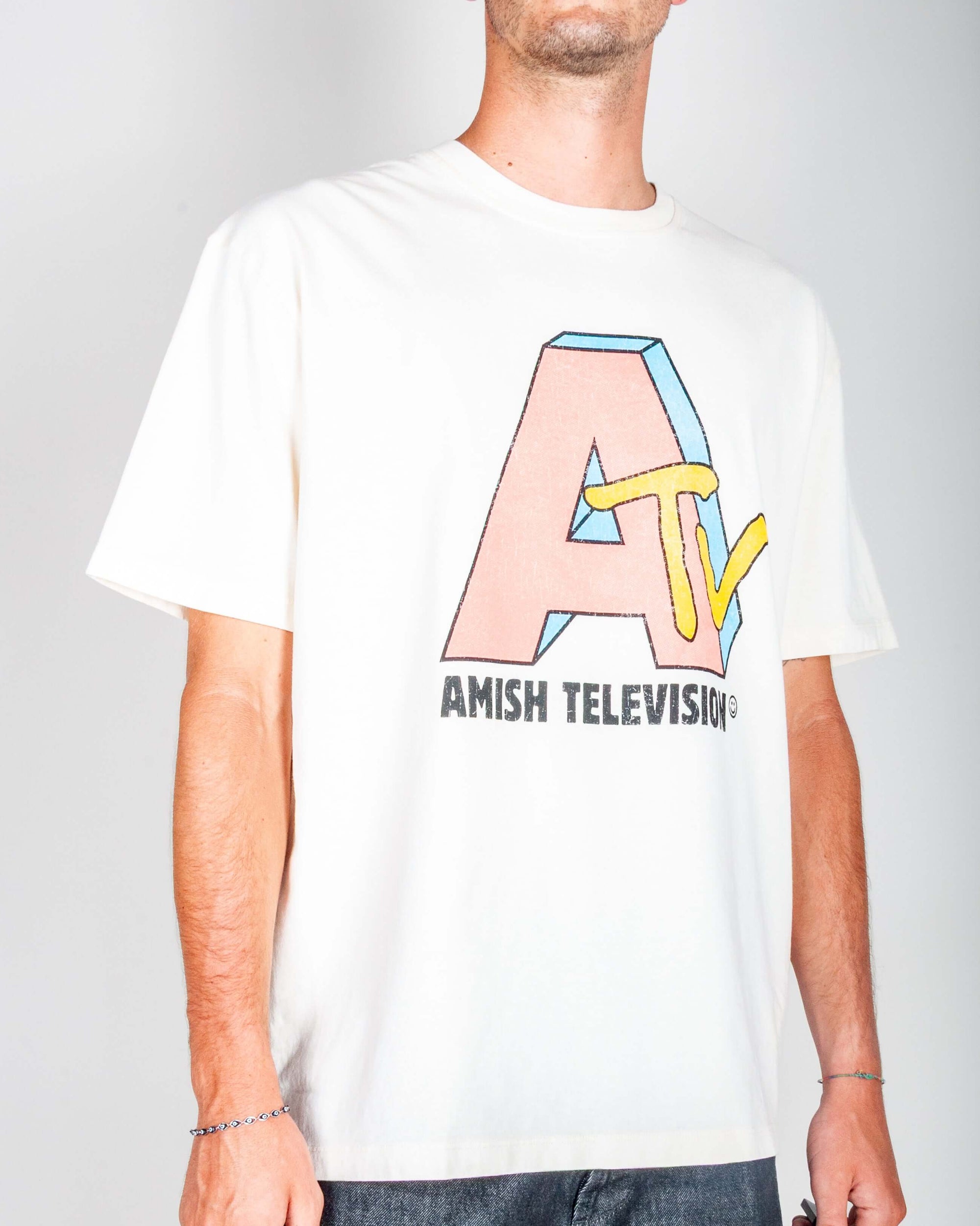T-shirt artigianale Amish indossata da un modello, 100% cotone, con design divertente di Amish Television.