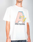 t-shirt artigianale Amish design televisivo indossata da modello, stile unico ispirato alla cultura Amish.