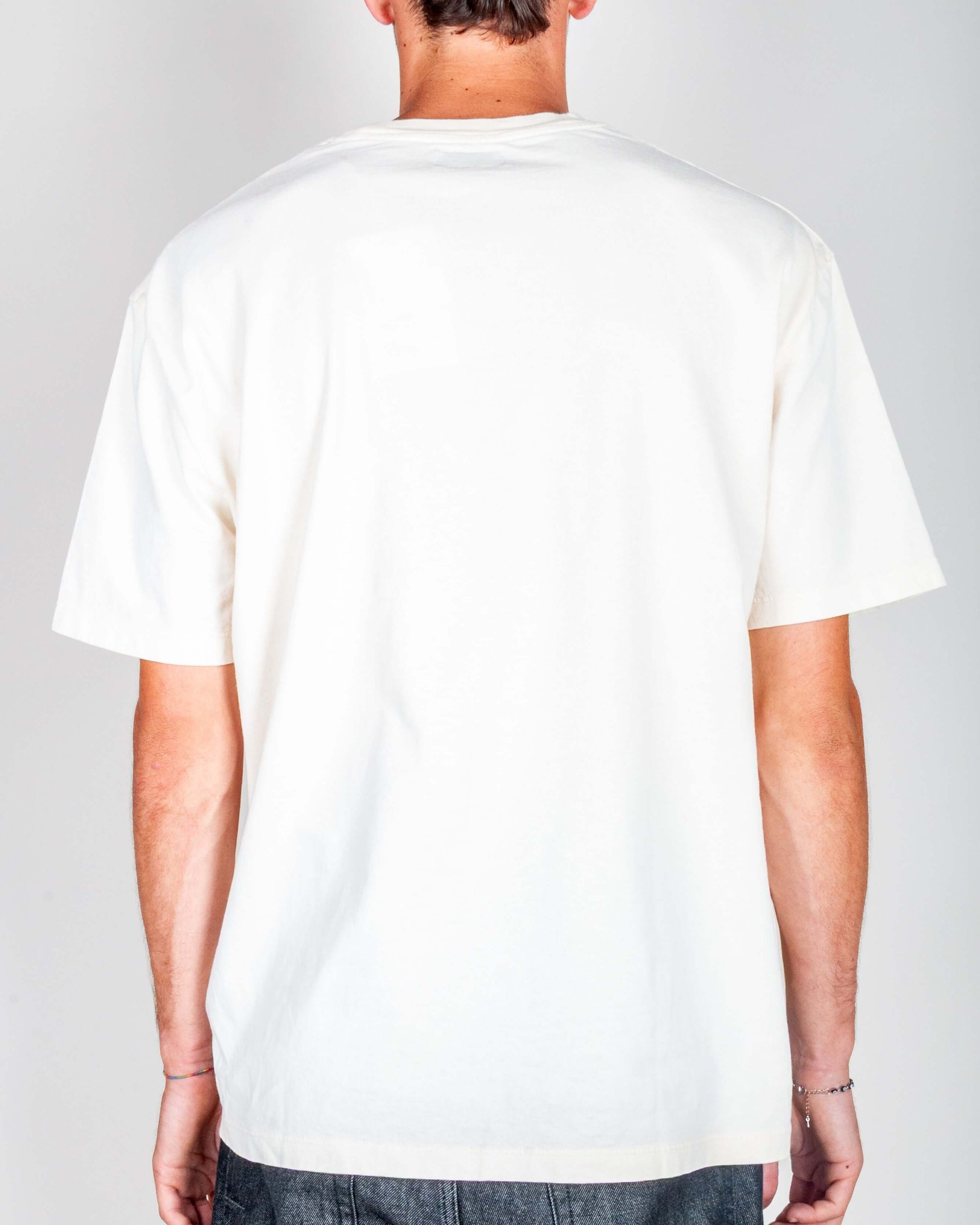 T-shirt artigianale Amish vista da dietro, modello indossa una taglia M, realizzata in 100% cotone.