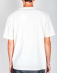 t-shirt artigianale Amish design televisivo vista posteriore su modello