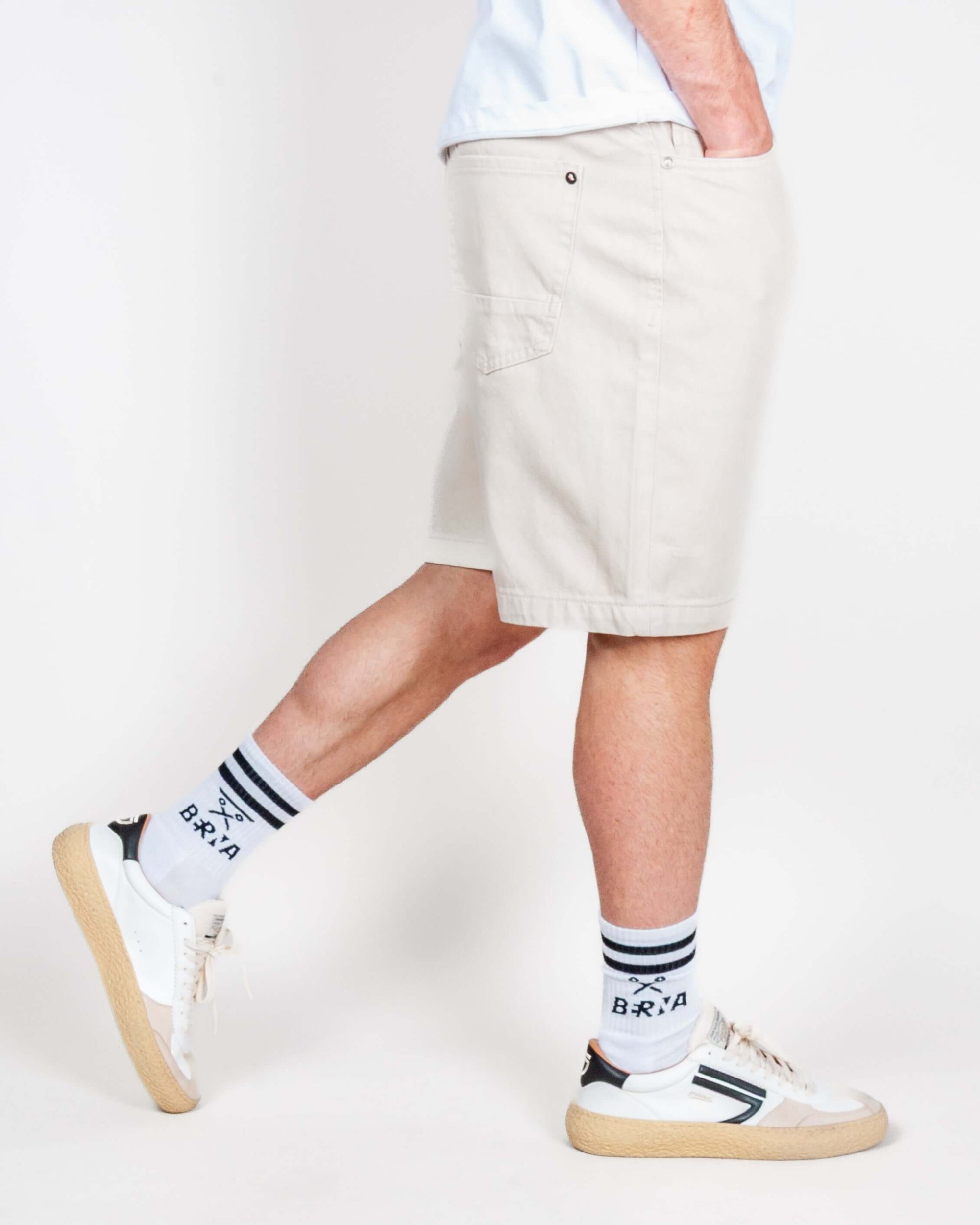 Bermuda Bull denim Mod. Thomas Gianni Lupo worn by a model, showcasing stylish casual footwear and socks.