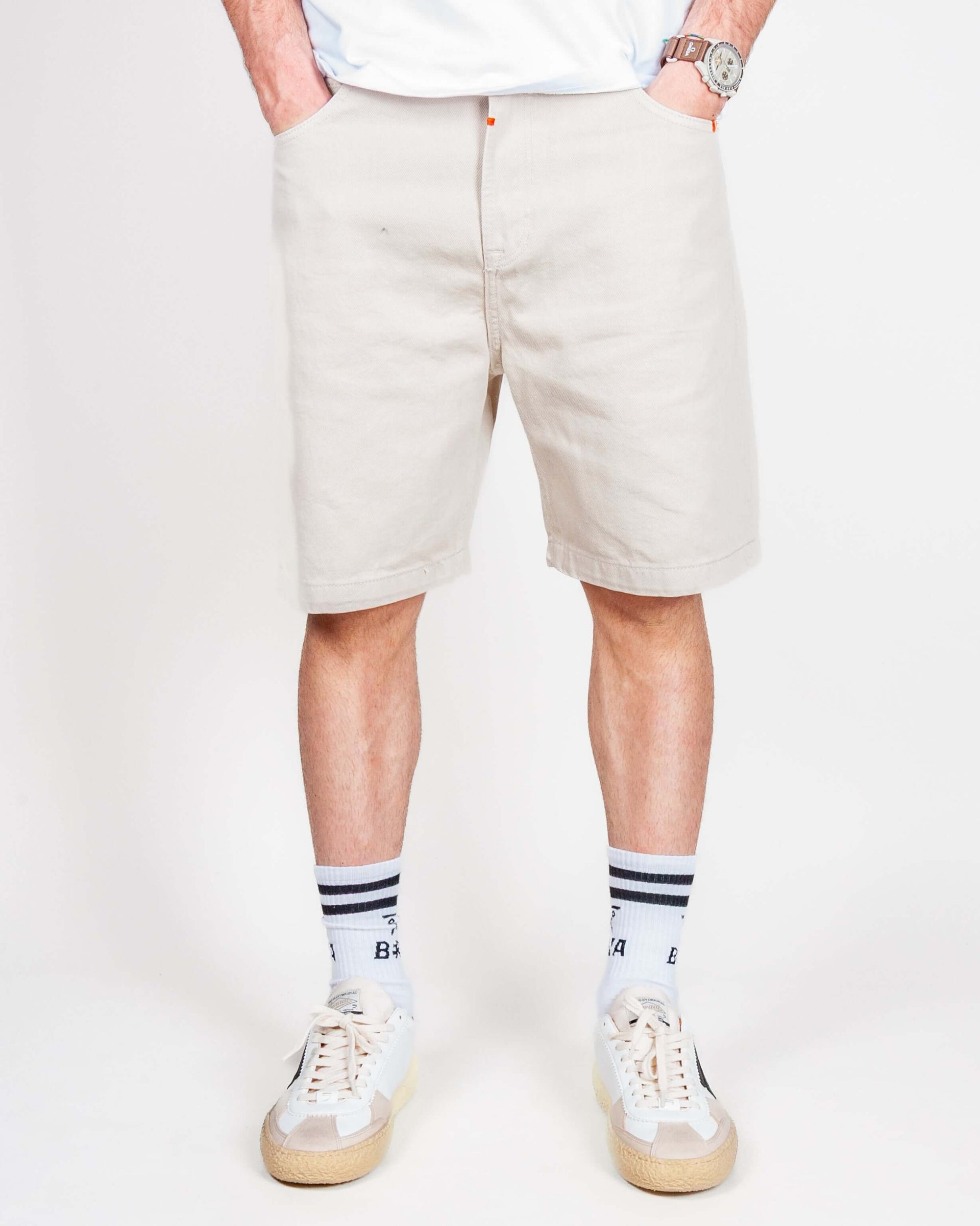 Bermuda Bull denim Mod. Thomas Gianni Lupo worn by model, featuring casual fit and light color.