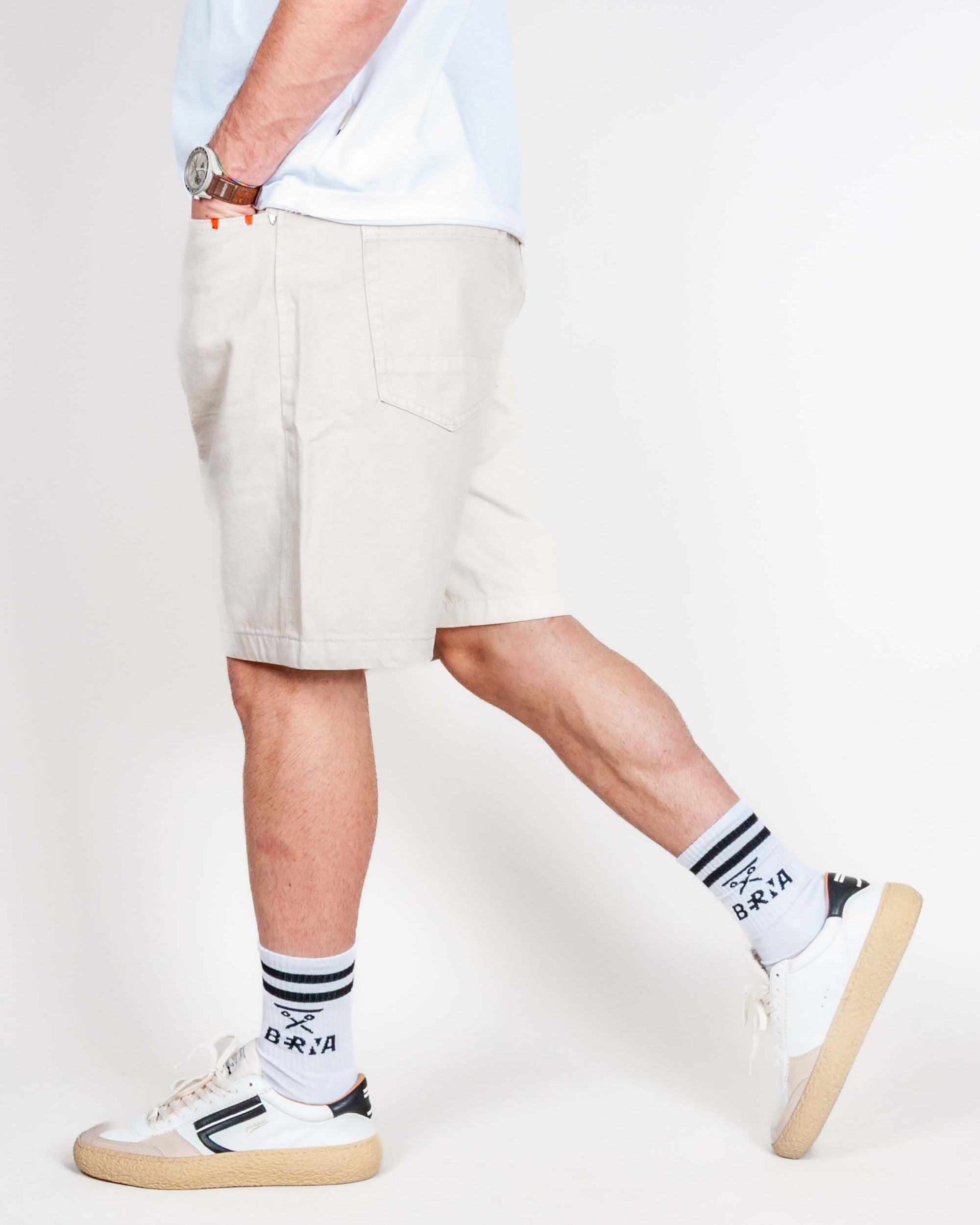 Bermuda Bull denim Mod. Thomas Gianni Lupo, model wearing size 48 shorts in beige with stylish sneakers and socks.