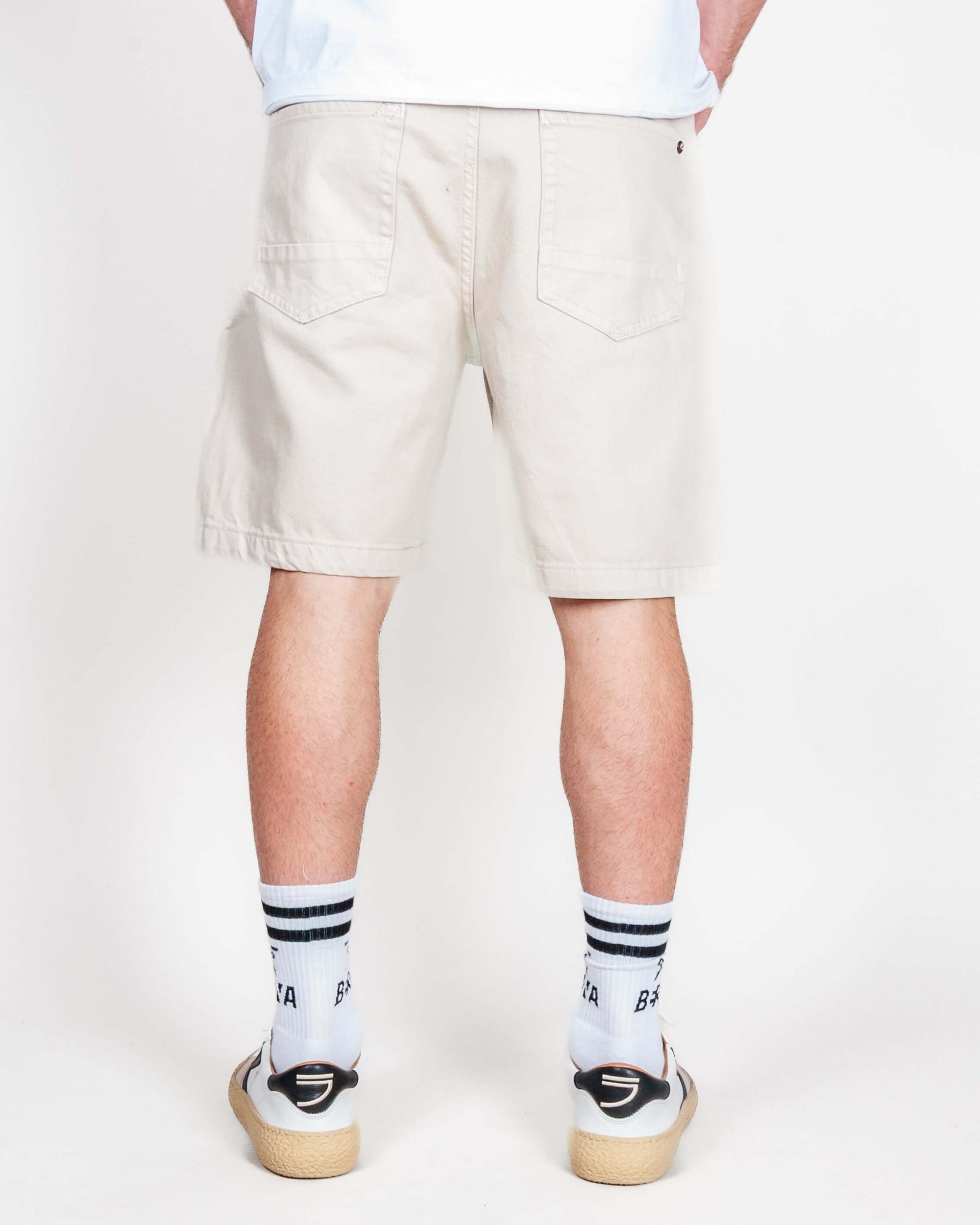 Bermuda Bull denim Mod. Thomas Gianni Lupo, view from the back, showing beige shorts styled with socks and shoes.