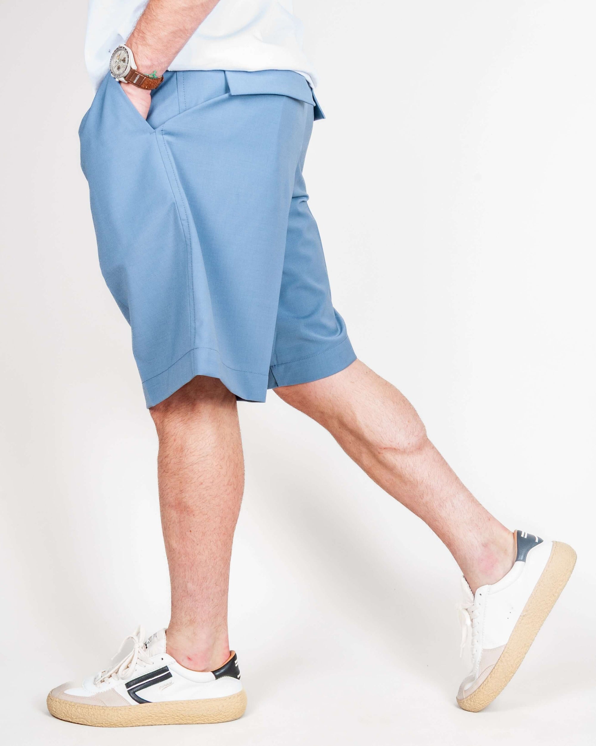 Bermuda Fresco in blu indossato da uomo, taglia 48, 183 cm altezza, 74 kg, con scarpe bianche.