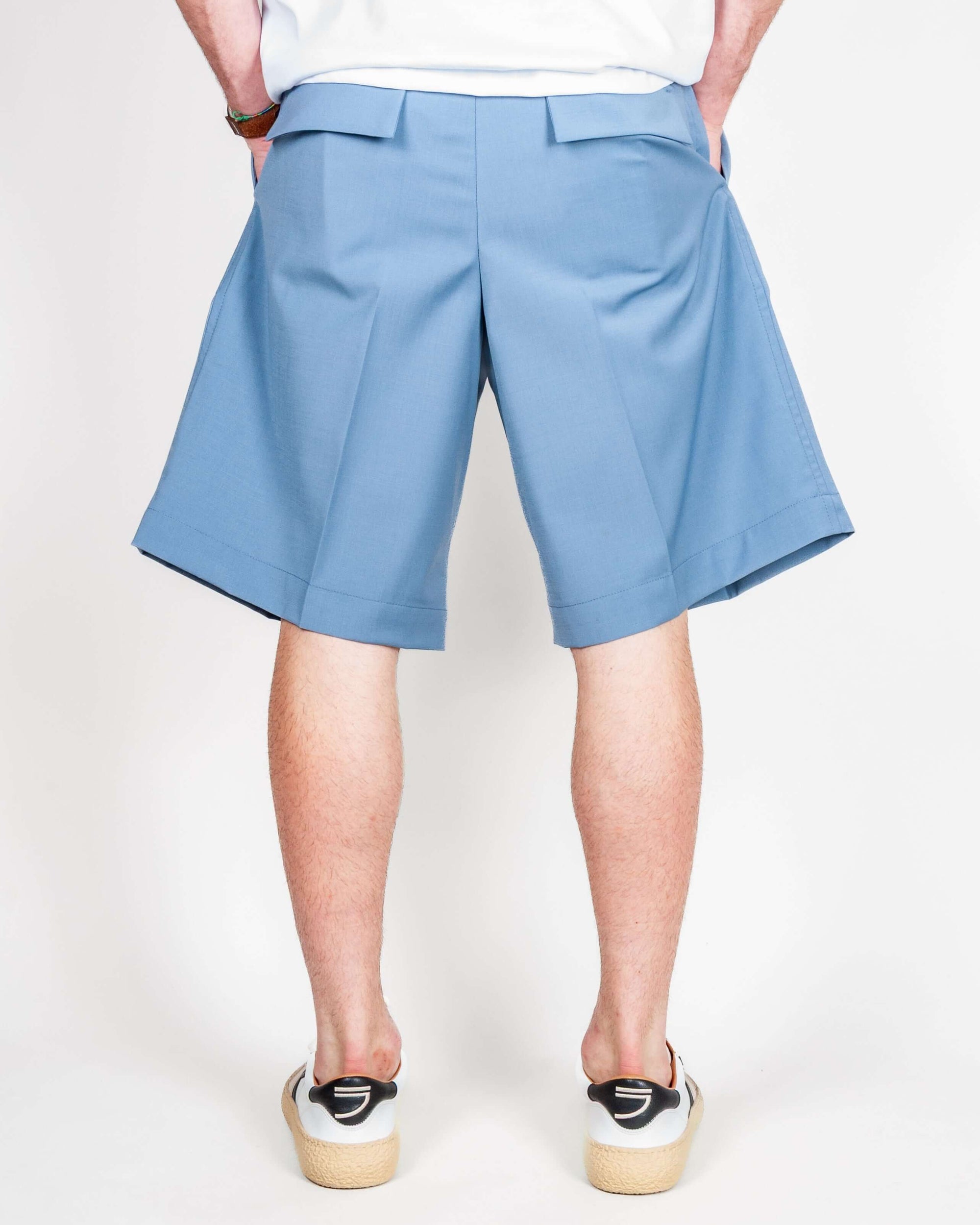 Bermuda Fresco Lana Este Officina 36 Uomo Art. 0273700522 viewed from the back in light blue color.