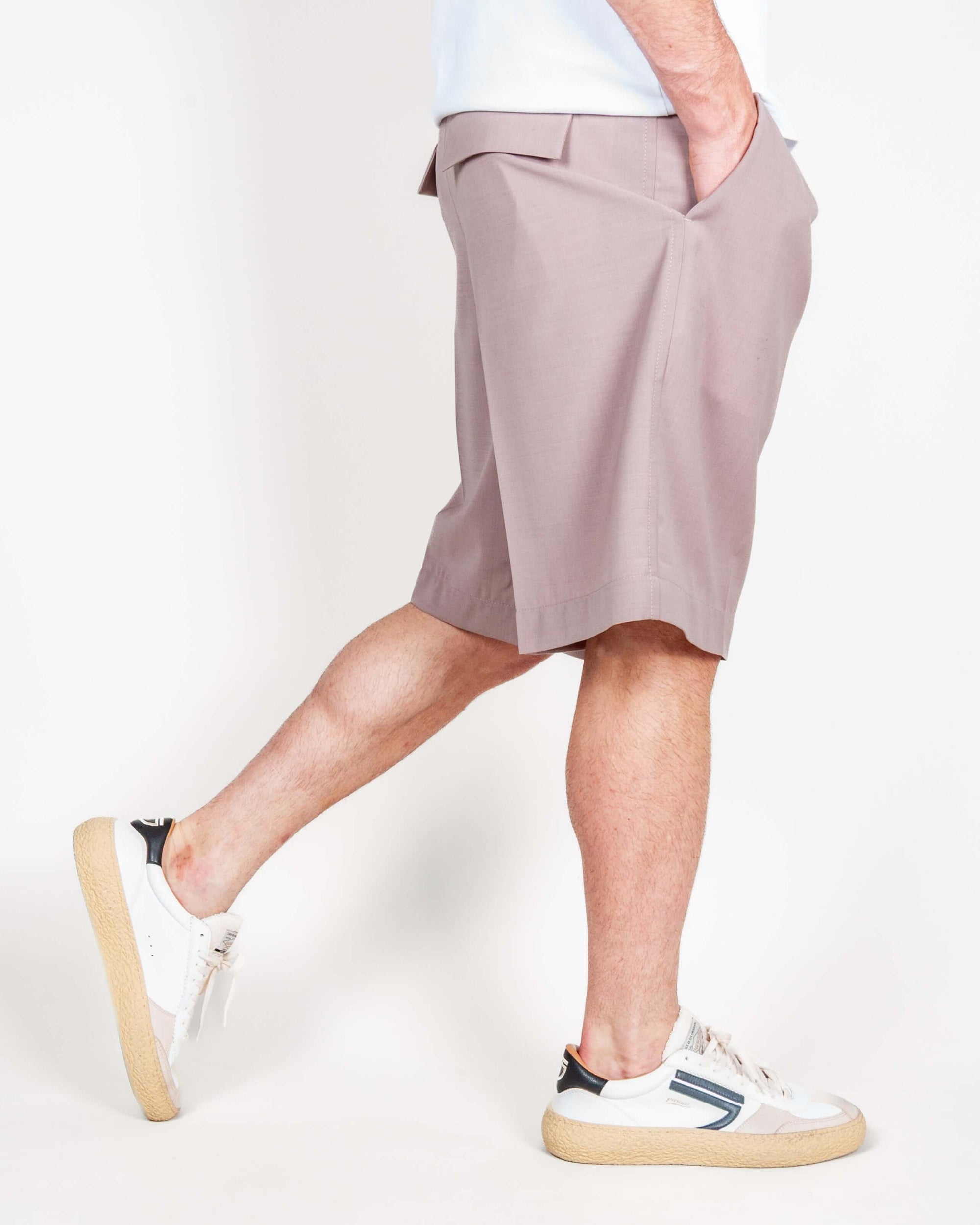 Bermuda Fresco Lana Este Officina 36 Uomo Art. 0273700522 in light beige, worn by a model with white sneakers.
