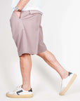 Uomo in Bermuda Fresco, Art. 0273700522, tessuto leggero con 54% Poliestere, 44% Lana e 2% Elastane, indossato con scarpe sportive.