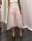 Bermuda lungo da lavoro donna rosa Dixie Art. D881A030 indossato con top bianco e scarpe nere.