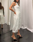 Bermuda lungo da lavoro donna Dixie Art. D881A030 indossato da una modella con top bianco e sandali neri.