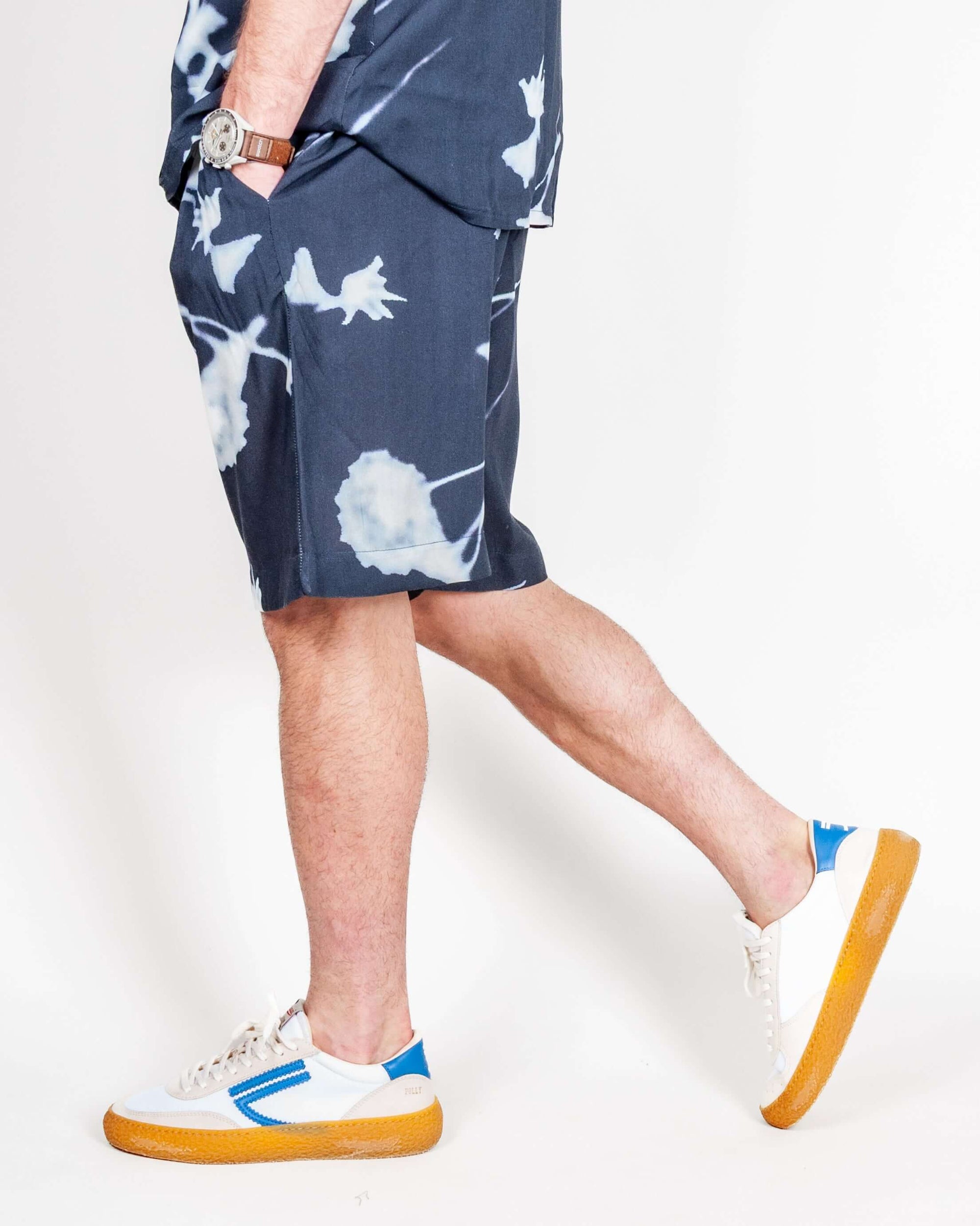 Bermuda Viscosa worn by a model, showcasing a casual outfit and stylish sneakers.