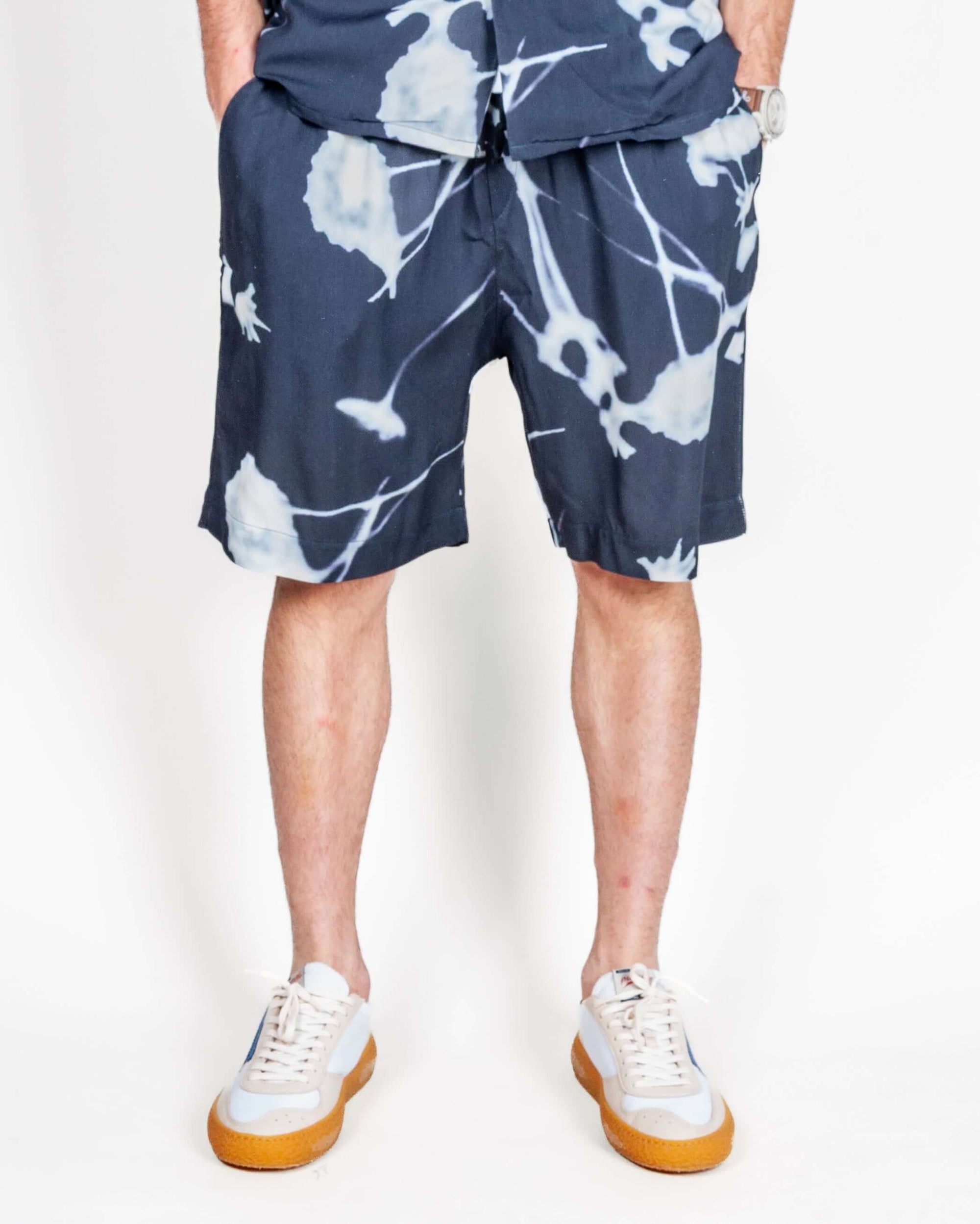 Bermuda Viscosa Why Not Brand Art. BF1 model wearing a size L Bermuda Viscosa shorts with a unique tie-dye pattern.