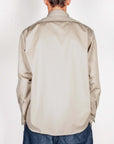 Camicia botton down cotone ricamata vista posteriore su modello maschile, colore beige, taglia L.