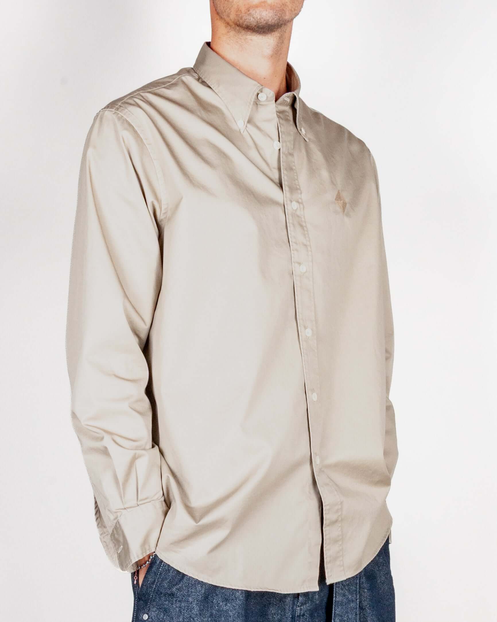 Camicia botton down cotone ricamata in tessuto 100% cotone, modello taglia L indossato da un uomo.