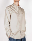 Camicia botton down cotone ricamata in tessuto 100% cotone, modello taglia L indossato da un uomo.