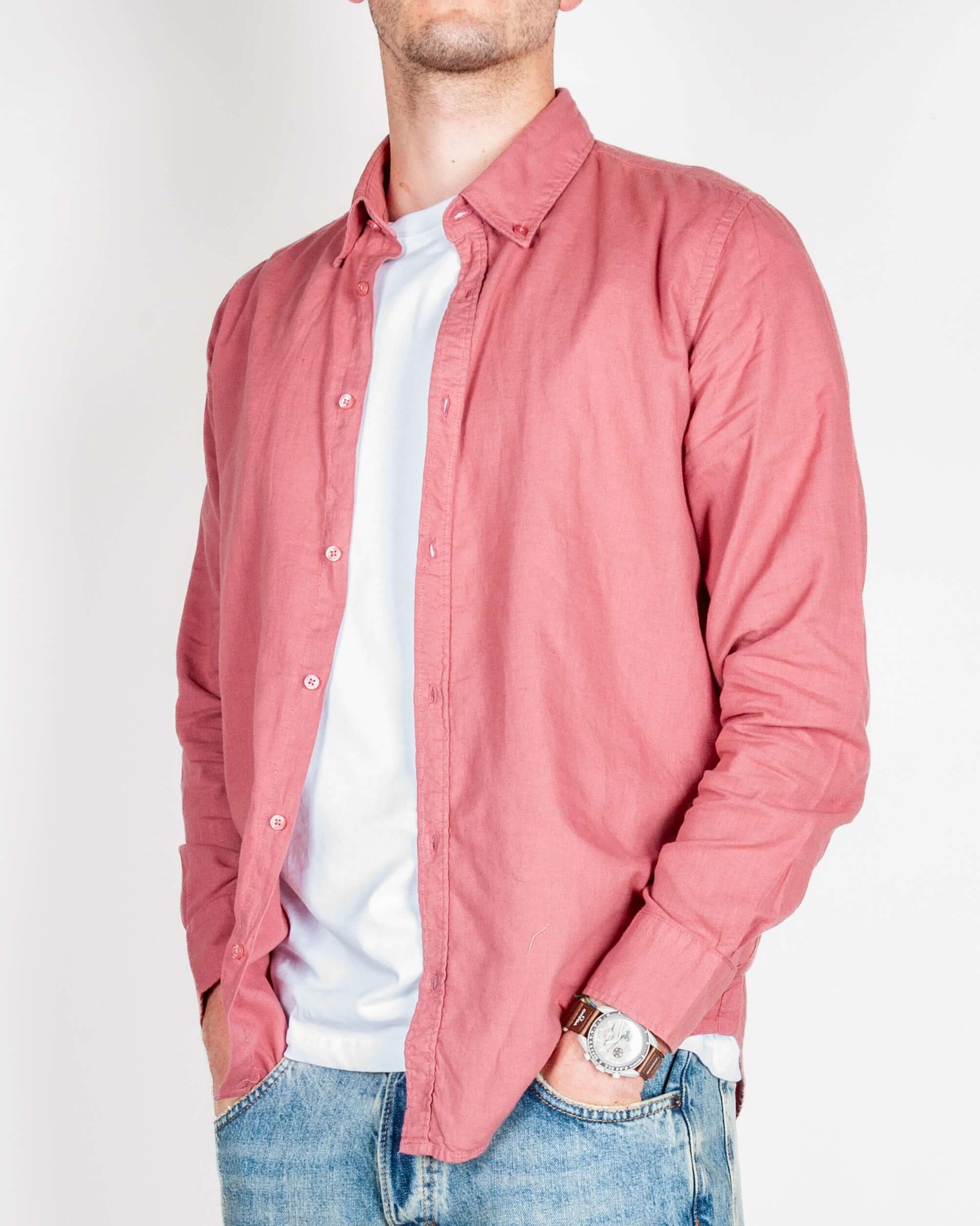 Camicia Lino indossata da uomo, modello C82993LN05, tessuto in lino e cotone, colore rosa.