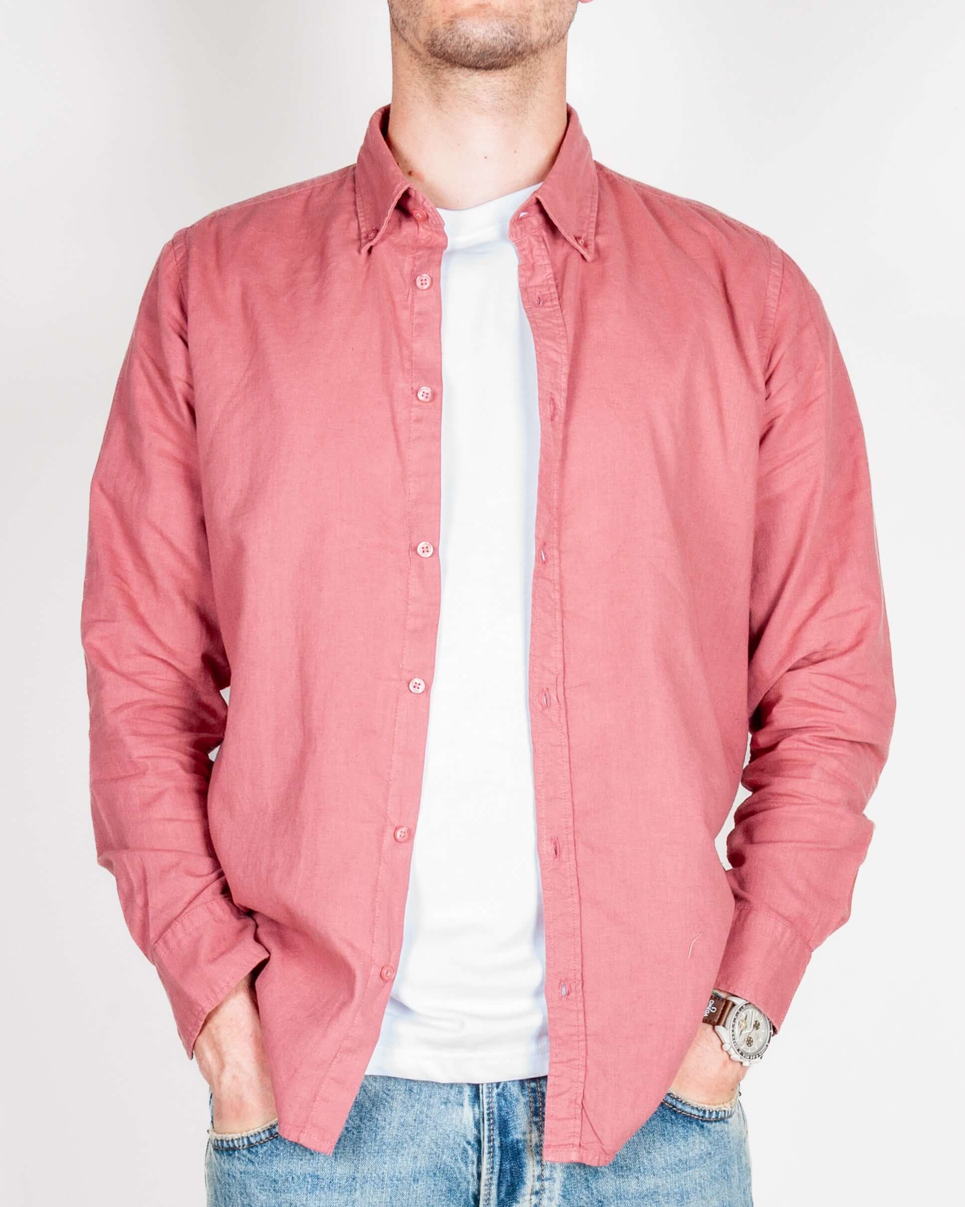 Camicia Lino indossata da un uomo, tessuto morbido in lino e cotone, colore rosa, modello casual.