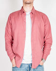 Camicia Lino indossata da un uomo, tessuto morbido in lino e cotone, colore rosa, modello casual.