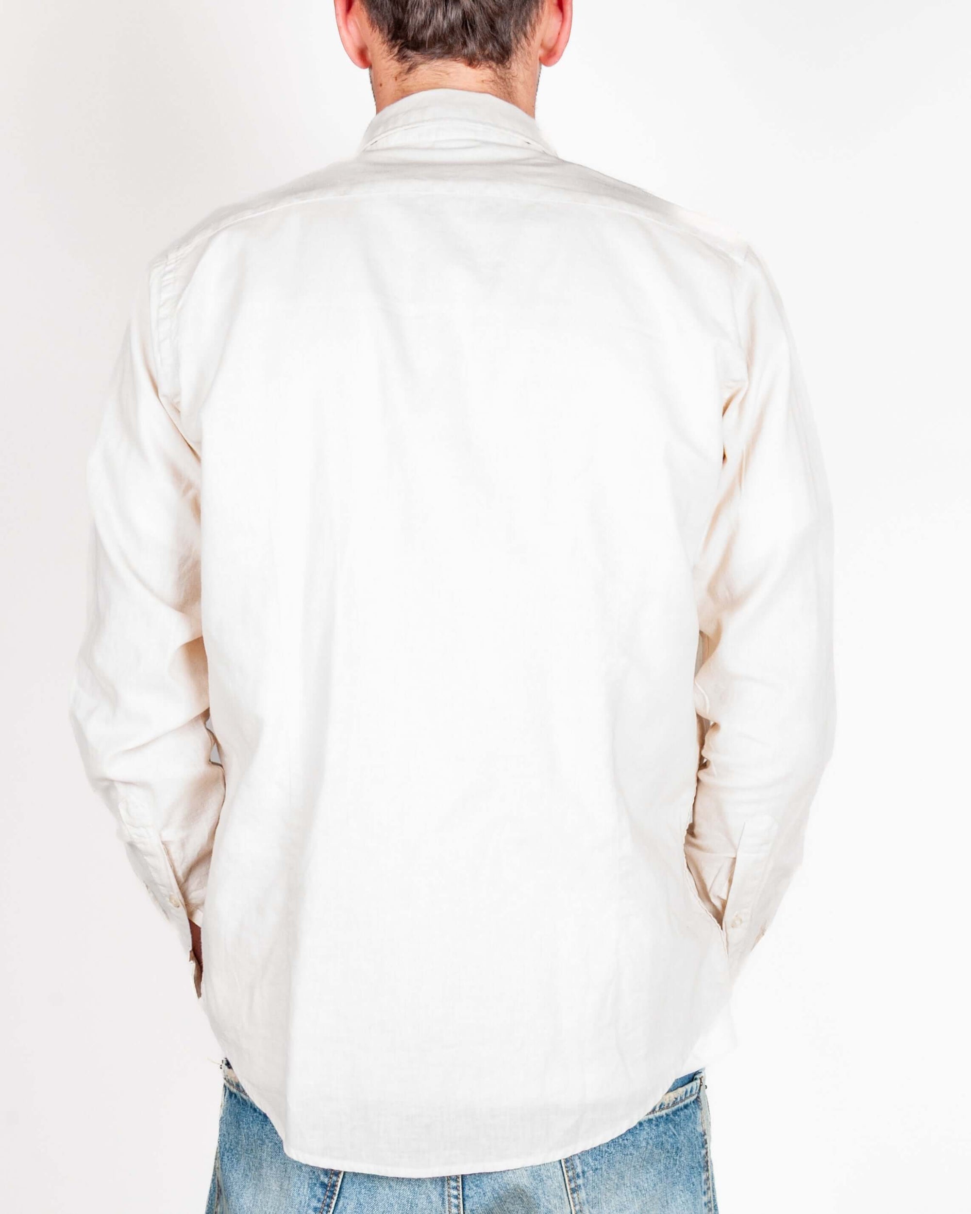 Modello che indossa una camicia Lino e Cotone Imperial Uomo Art. C82993LN05, vista posteriore, in tessuto leggero.