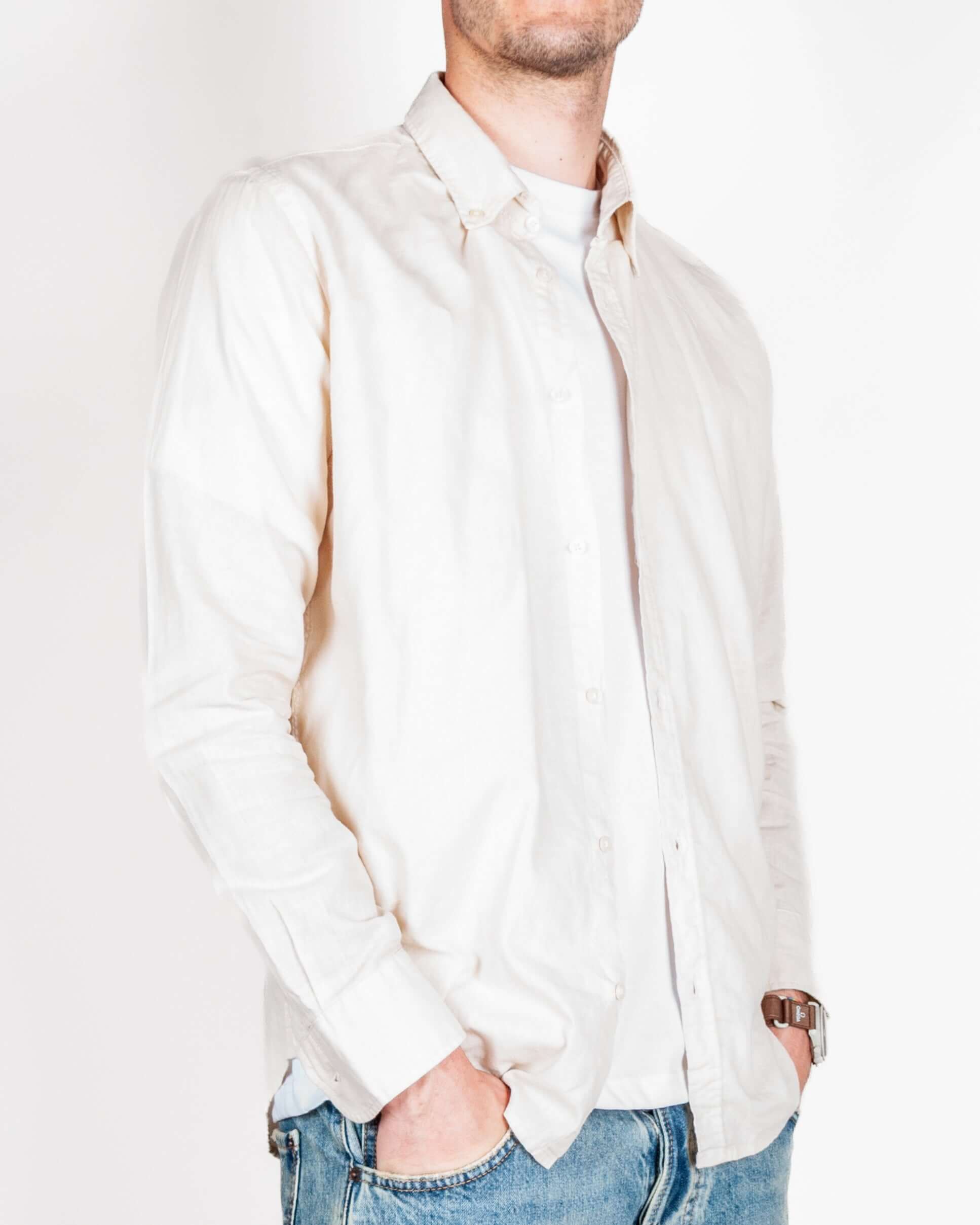 Camicia Lino, modello indossato da uomo in colore chiaro, tessuto 55% lino e 45% cotone, taglia L.