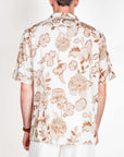 Camicia Manica corta in tessuto cotone con fantasia floreale, vista posteriore su modello taglia L.