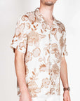 Camicia Manica corta fantasia collo Bowling Over D Art indossata da uomo con stampa floreale in tessuto 100% cotone.