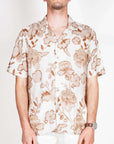 Camicia Manica corta fantasia collo Bowling Over D Art indossata da un uomo, in tessuto 100% cotone.