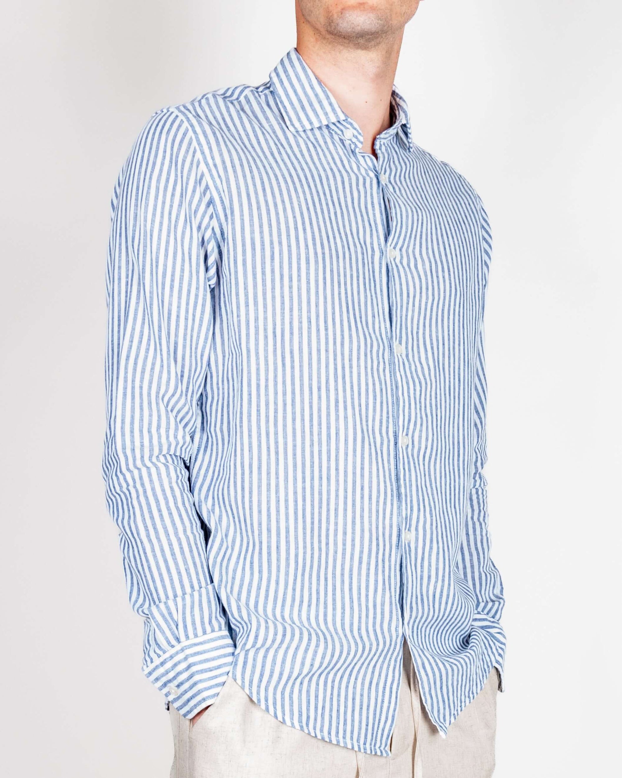 Camicia Riga Lino e Cotone Imperial Uomo Art. C82993RI01 indossata da un modello in primo piano