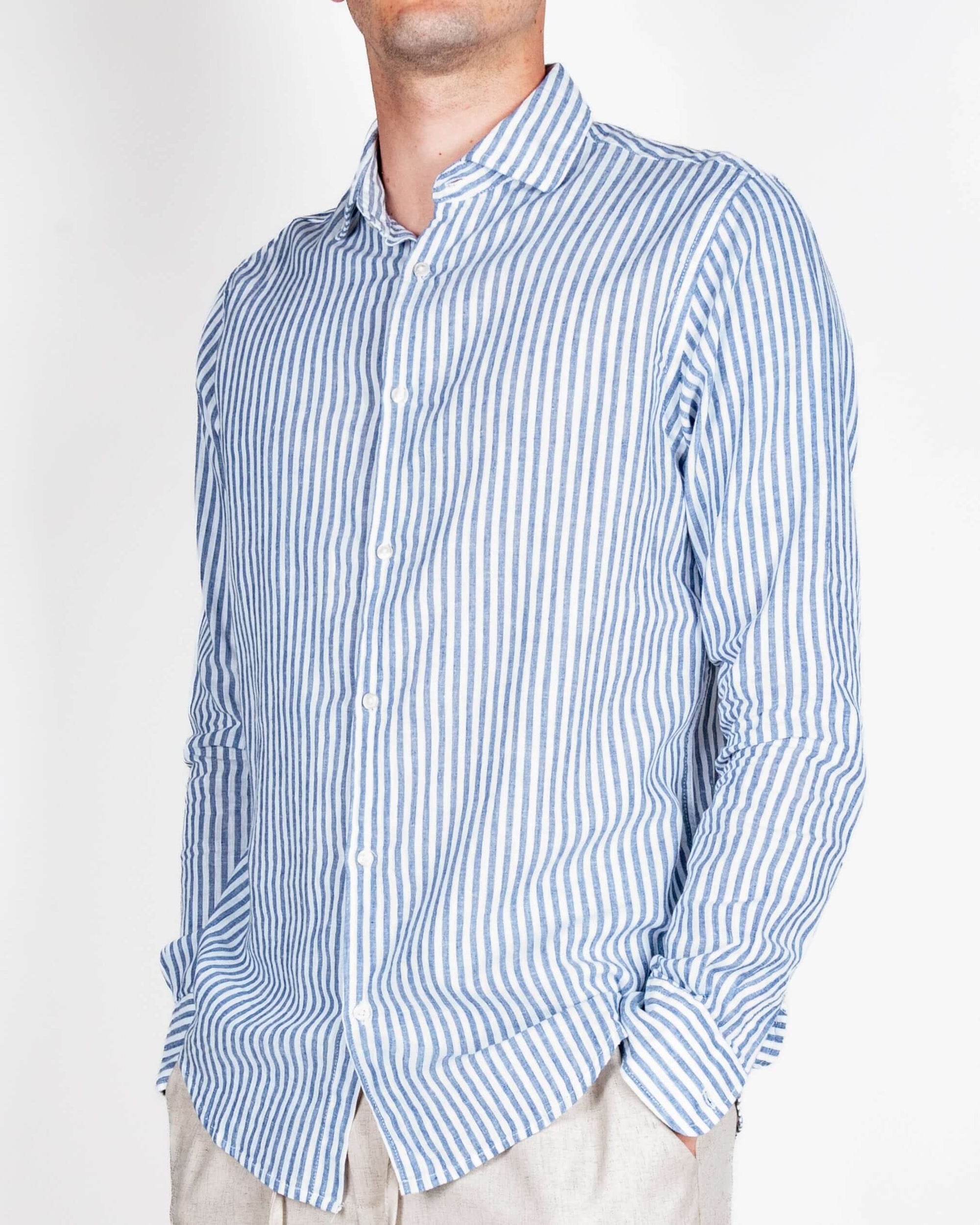Camicia Riga Lino e Cotone Imperial Uomo Art. C82993RI01 indossata da un modello con camicia a righe blu e bianco.