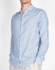 Camicia Riga Lino e Cotone Imperial Uomo Art. C82993RI01 indossata da un modello con camicia a righe blu e bianco.