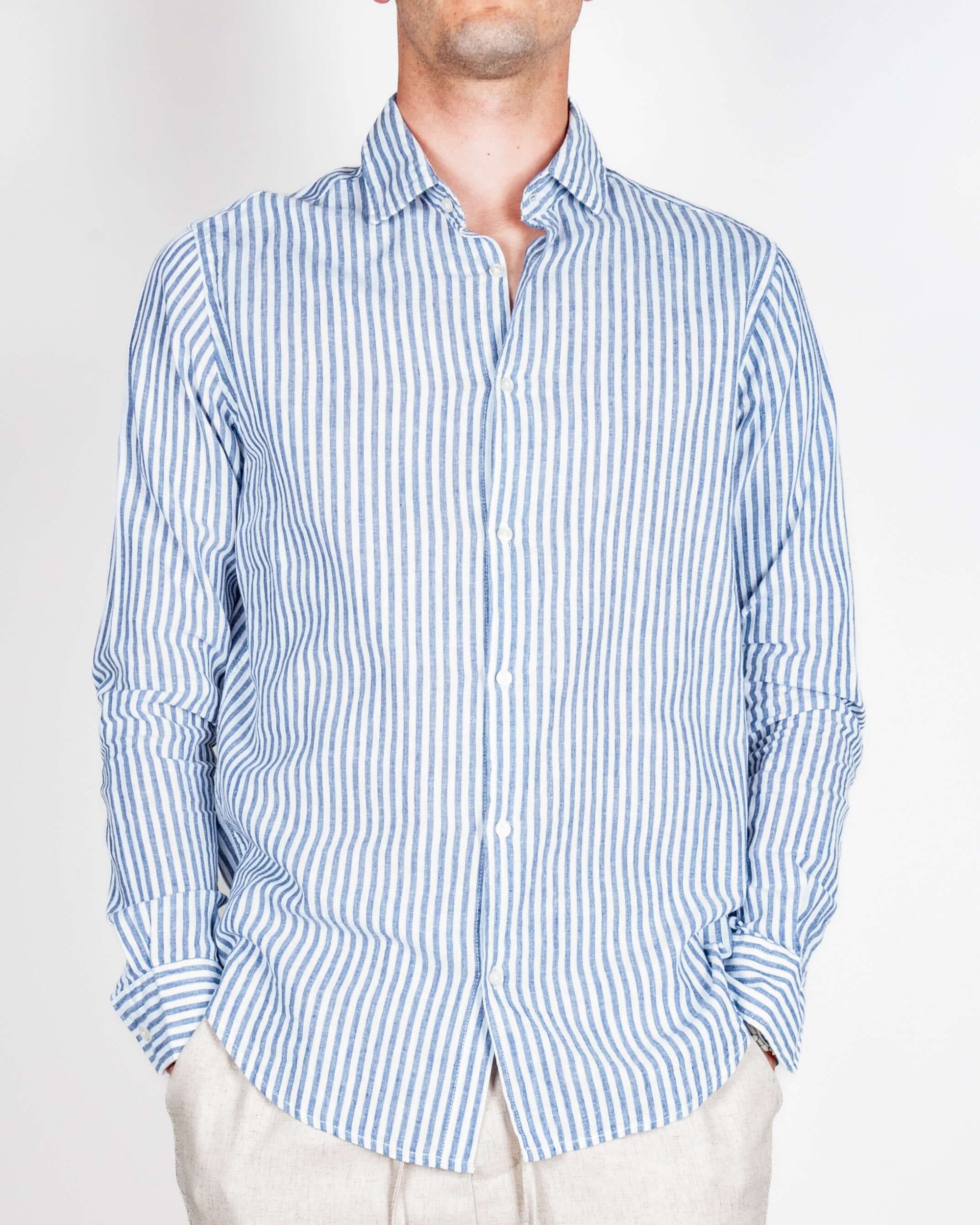 Camicia Riga Lino e Cotone Imperial Uomo Art. C82993RI01 indossata da un modello maschile con una camicia a righe blu.