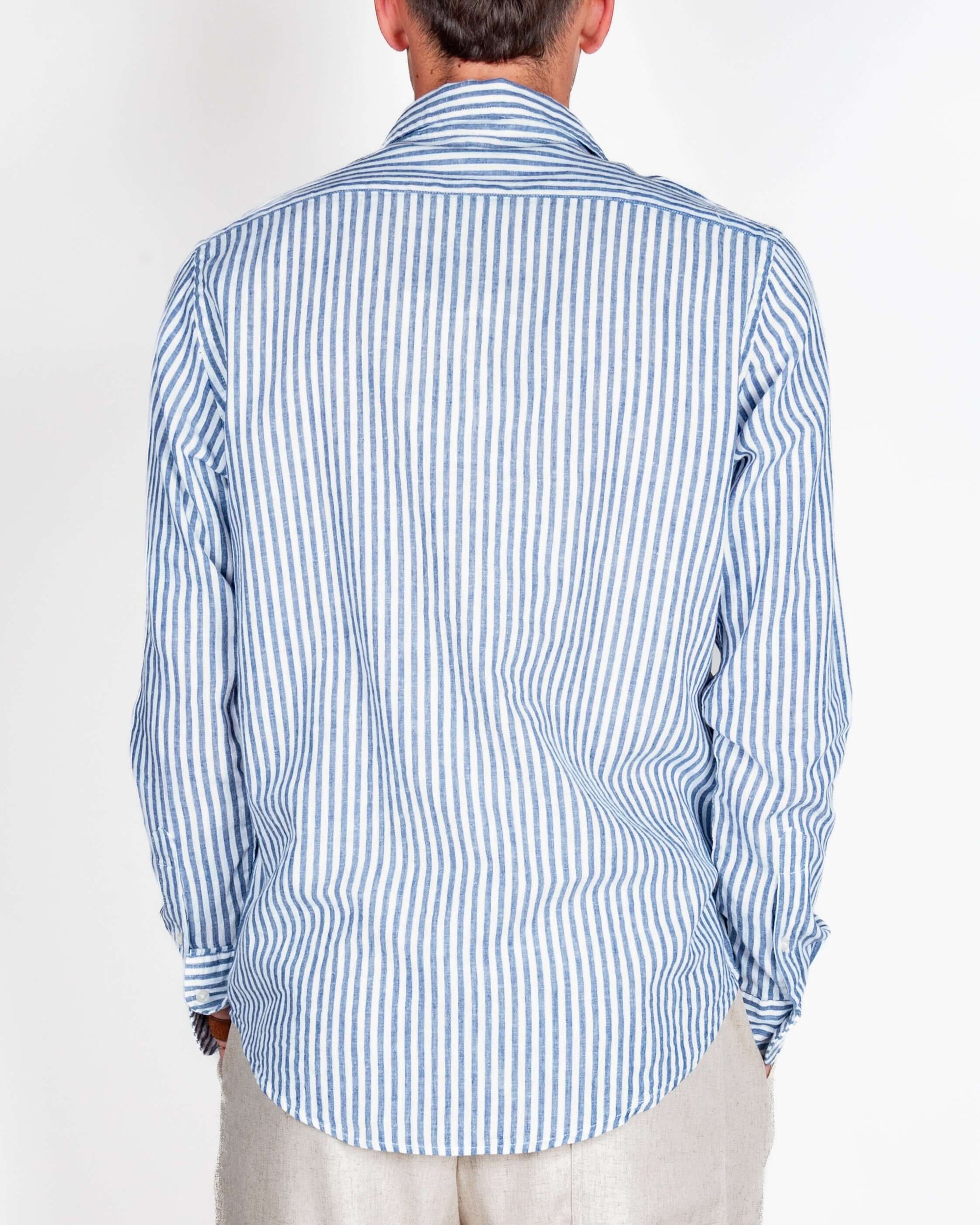 Camicia Riga Lino e Cotone Imperial Uomo Art. C82993RI01 indossata di spalle, modello a righe blu e bianco.