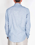 Camicia Riga Lino e Cotone Imperial Uomo Art. C82993RI01 indossata di spalle, modello a righe blu e bianco.