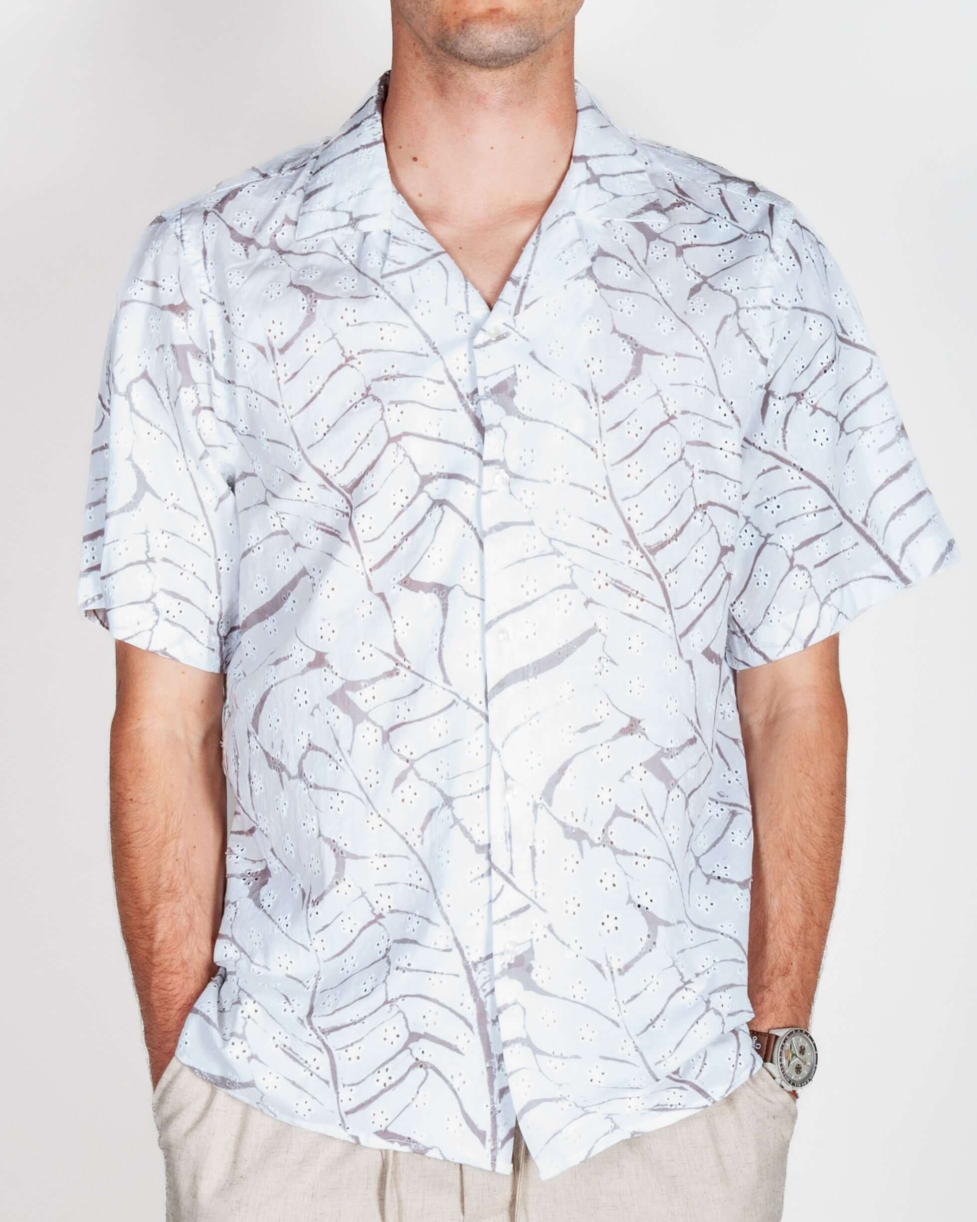 Camicia Viscosa manica corta collo bowling Uomo Imperial Art indossata da modello con stampa foglie