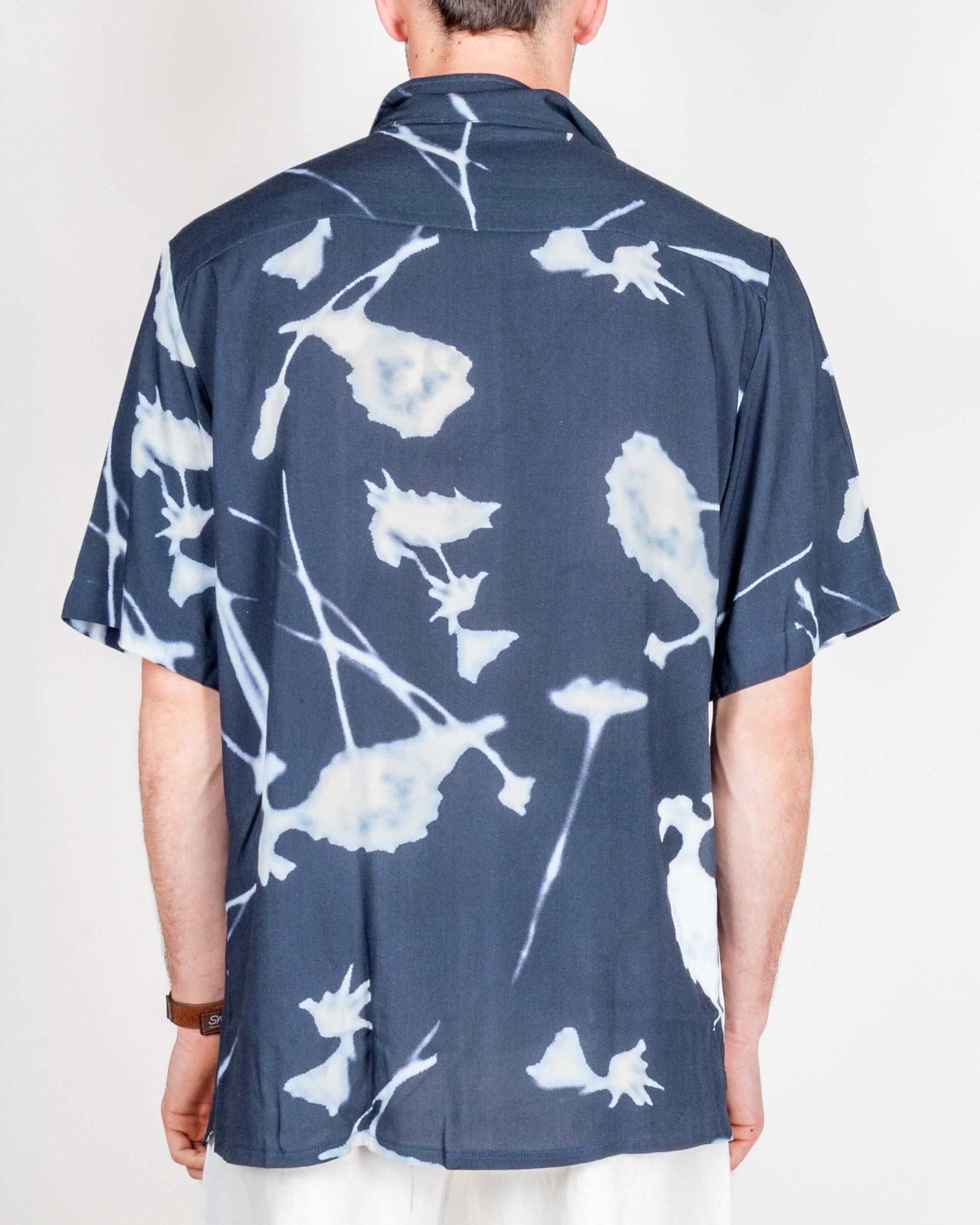 Camicia Viscosa manica corta con motivo floreale, vista posteriore, modello Why Not Brand.