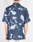 Camicia Viscosa manica corta con motivo floreale, vista posteriore, modello Why Not Brand.